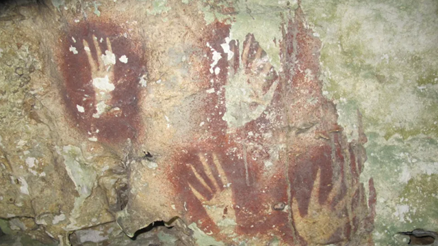 Quốc gia Đông Nam Á phát hiện bức tranh khắc đá cổ nhất thế giới trong một hang động