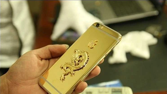 Bán đấu giá ốp điện thoại bằng vàng giá gần nửa tỷ đồng gây sốc, đã có 81 người nhanh chân đặt cọc
