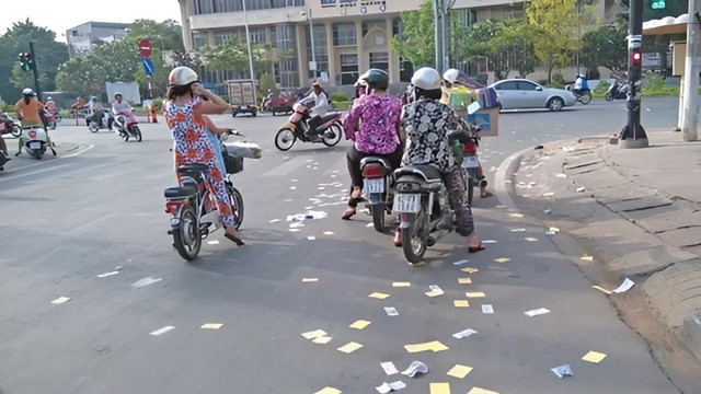 Nghiêm cấm rải tiền, vàng mã trên đường đưa tang