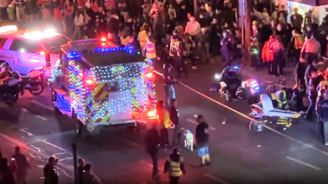 Xe cảnh sát giao thông mất kiểm soát lao vào đám đông đang diễu hành: Nạn nhân có cả trẻ em và người cao tuổi, lực lượng chức năng vào cuộc điều tra 