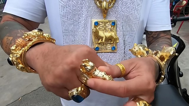 Danh hài bị đồn ‘xách’ 500 cây vàng qua Mỹ: U75 viên mãn bên vợ kém 29 tuổi, bán cơm tấm nuôi con nhỏ