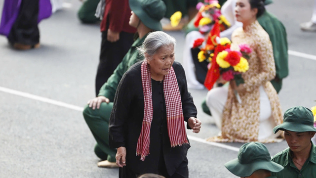 NSƯT hóa thân thành người mẹ đi tìm con đầy xúc động tại Đại lễ 30/4: Từng biểu diễn giữa bom đạn thời chiến, nhiều lần được gặp Bác Hồ