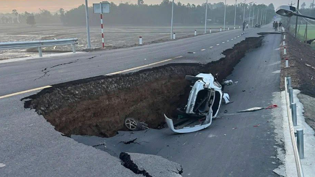 Sập đường dẫn lên cầu vừa khánh thành ở Việt Nam: Ô tô rơi xuống hố sâu 3m, hư hỏng nặng