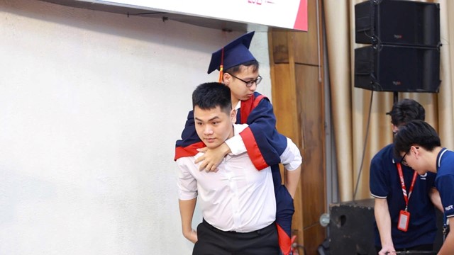 Nam sinh tái hiện ‘10 năm cõng bạn’ tại lễ tốt nghiệp Bách khoa, từng vinh dự nhận giải thưởng ‘Thanh niên sống đẹp’, nay là sinh viên năm 5 Y Thái Bình