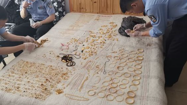 Khám xét nhà dân, tịch thu gần 5kg vàng gồm nhẫn, vòng tay, dây chuyền...