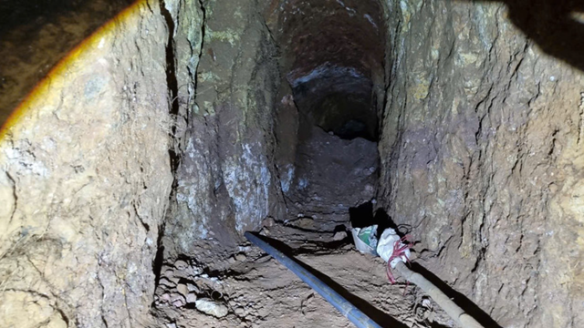 Cảnh sát đột kích bãi khai thác vàng ở Việt Nam, nhiều đối tượng bỏ chạy