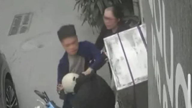 Tài xế xe Lexus hành hung nam shipper được trả tự do