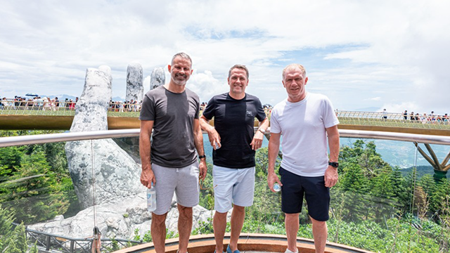 Cây cầu đẹp nhất thế giới của Việt Nam vừa được 3 huyền thoại MU ghé thăm: Tọa lạc ở độ cao hơn 1.400m, từng đoạt giải ‘Oscar’ du lịch