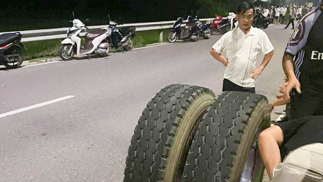 Bánh xe container bất ngờ văng ra, tông tử vong một cán bộ công an