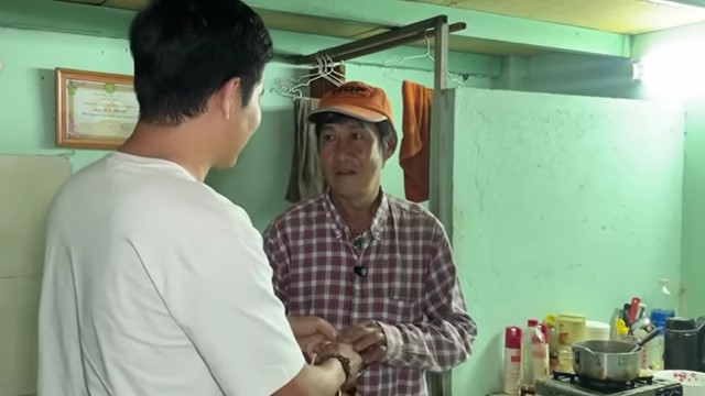 Nam ca sĩ nổi tiếng cả nước từng nhận cát-xê 2 cây vàng một đêm: Nay chạy xe ôm, sống cô quạnh trong căn trọ 10m2