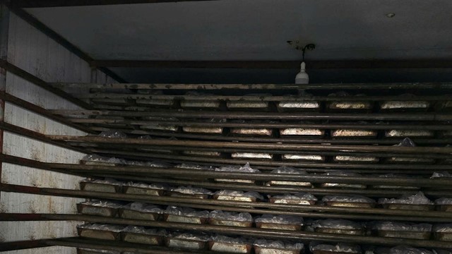 Đột kích kho đông lạnh ở Thanh Hóa, tịch thu hơn 13 tấn chân gà ngâm hóa chất tẩy trắng