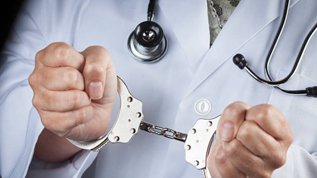Truy tố bác sĩ 51 tuổi bị cáo buộc gạ gẫm bệnh nhân quan hệ tình dục 