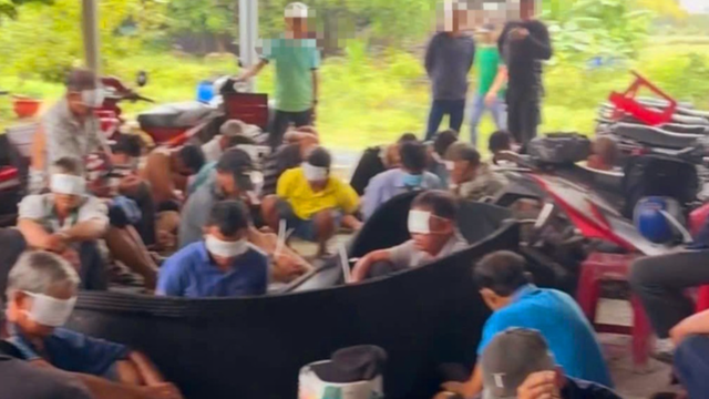 Đột kích nhà Nguyễn Văn Mạng, bắt 54 người, tịch thu hơn 200 triệu đồng tiền mặt và 49 điện thoại di động