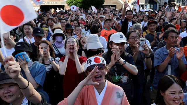 Chính trường Nhật náo loạn vì đảng cực hữu, người Trung Quốc trở thành mục tiêu công kích