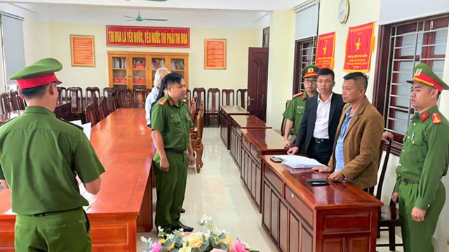 Khám xét nơi ở, bắt tạm giam Giám đốc Nguyễn Khắc Hùng