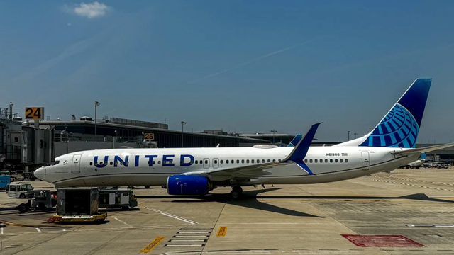 Nghi hỏng động cơ, máy bay chở 230 người phải hạ cánh khẩn cấp sau khi phi công phát tín hiệu cầu cứu