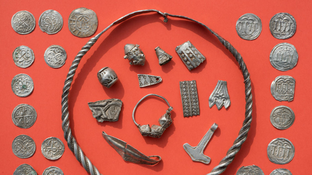 Dò kim loại cùng thầy giáo, cậu bé 13 tuổi phát hiện ‘kho báu’ chứa loạt cổ vật liên quan đến vị vua nổi tiếng