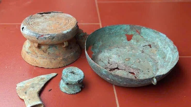 Đang làm vườn, lão nông Phú Thọ bất ngờ đào được loạt cổ vật quý, niên đại trên 2.500 năm