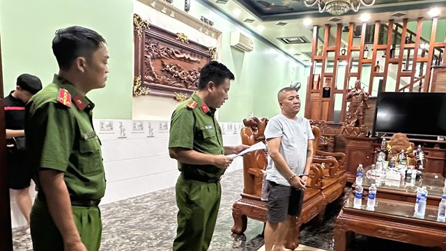 Bắt khẩn cấp Trần Văn Chuyển