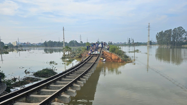 Hàng nghìn hộ dân tại Bắc Ninh và Hà Nội vẫn chìm trong nước lũ
