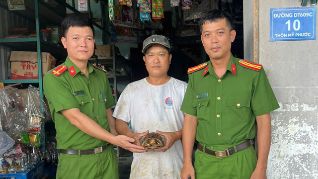 Gặp cá thể rùa lạ sau vườn nhà, người đàn ông lập tức báo công an