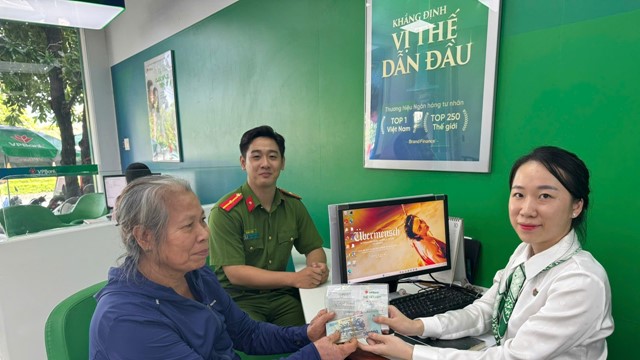 Sau cuộc gọi Zalo, bà L. vội đến VPBank rút tiền nhưng được công an kịp thời ngăn chặn