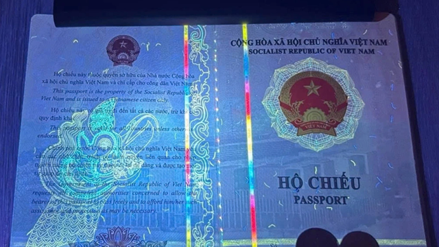 Hộ chiếu Việt Nam ‘lộ’ điều bất ngờ dưới tia UV