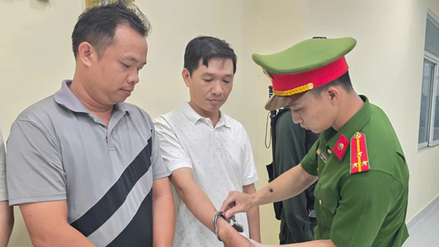 Khám xét, bắt Giám đốc Nguyễn Ngọc Thơ, thu giữ gần 20.000 chai nước hoa mang nhãn hiệu Chanel, Gucci, Dior