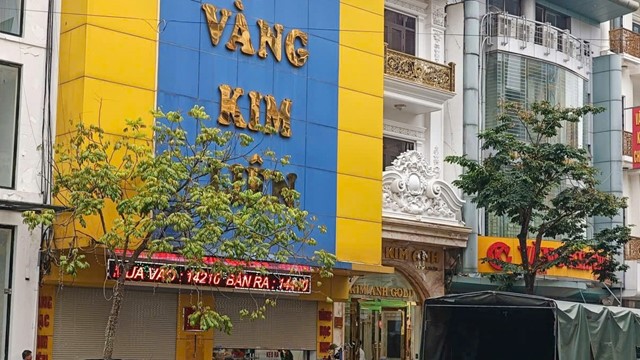 Phong tỏa, khám xét loạt tiệm vàng nổi tiếng ở Thanh Hóa