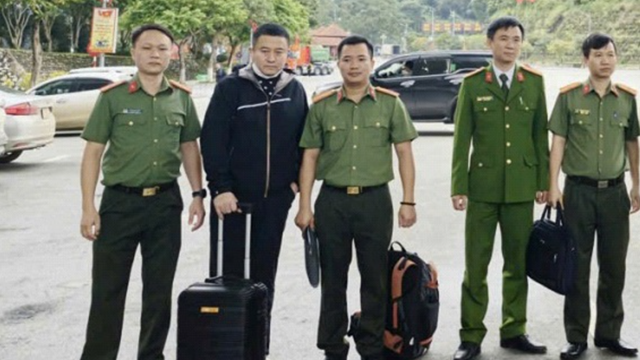 Bắt khẩn cấp đối tượng truy nã quốc tế sinh năm 1969