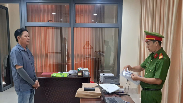 Khởi tố, cấm đi khỏi nơi cư trú với Giám đốc sinh năm 1972