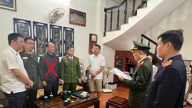 Bắt cán bộ công chức sinh năm 1969