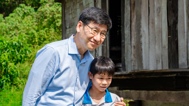 Món quà đặc biệt từ Tổng Giám đốc Samsung Việt Nam dành cho cậu bé mồ côi ở Thái Nguyên