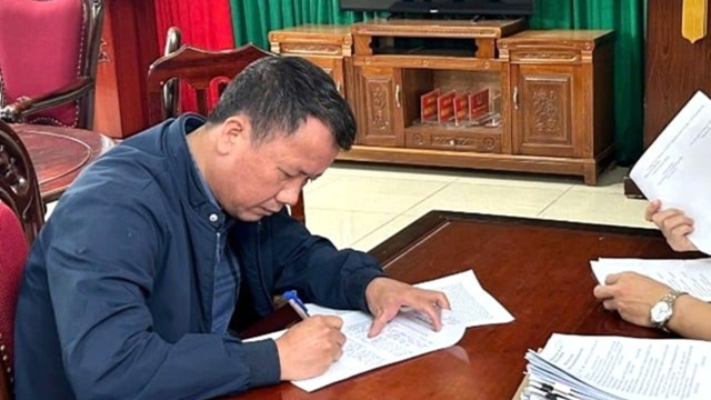 Bắt một cán bộ công chức sinh năm 1979