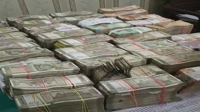 Chặn xe khả nghi, cảnh sát tịch thu gần 5,2 tỷ đồng tiền mặt