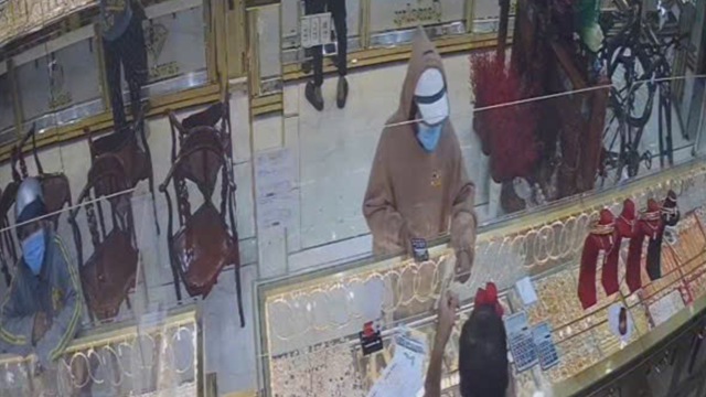 Truy tìm kẻ cướp tiệm vàng, chiếm đoạt dây chuyền hơn 120 triệu đồng