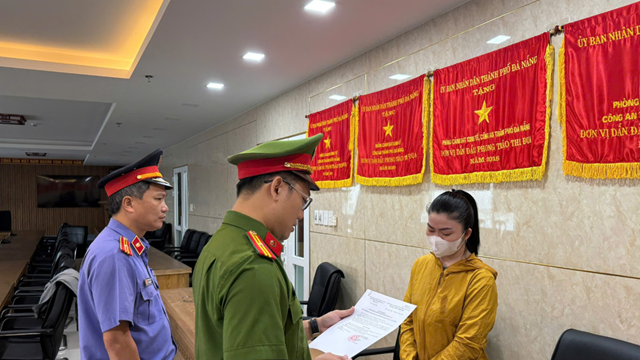 Khám xét, khởi tố ‘tiểu thương’ Phan Vũ Ngọc Trâm, tịch thu hơn 15.000 bao thuốc lá