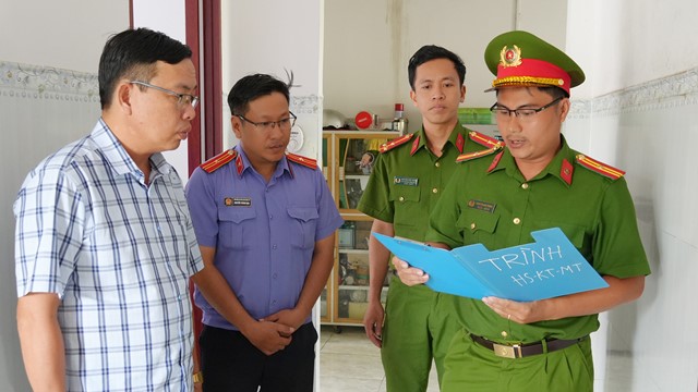 Khám xét khẩn cấp, tạm giữ hình sự Nguyễn Phúc Bình, tịch thu 33 con dấu, hơn 100 bộ hồ sơ và loạt tài liệu quan trọng