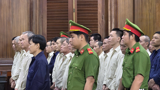 7 cựu cán bộ hải quan hầu tòa vì nhận hối lộ 