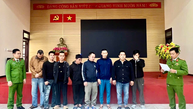 Bắt khẩn cấp 8 người trong đường dây cá độ bóng đá 350 tỷ đồng