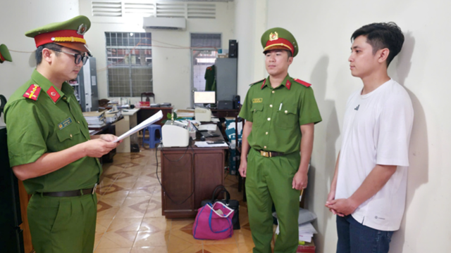 Khởi tố, bắt một nhân viên ngân hàng sinh năm 1996