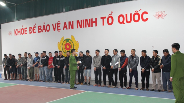 Đột kích một sới gà, bắt nóng 28 người, tịch thu 3 con gà chọi, 2 ô tô và gần 60 triệu đồng tiền mặt