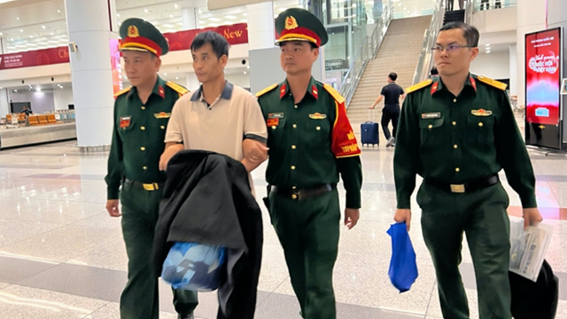 Bắt, áp giải đối tượng truy nã Nhâm Văn Tuấn, SN 1985 từ Lào về Việt Nam