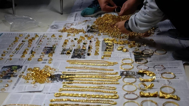 Tịch thu 14kg vàng đặt cạnh thùng rác sân bay, bắt khẩn cấp một nữ nhân viên