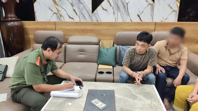 Khám xét khẩn cấp, bắt Lê Xuân Cương SN 2001, tịch thu 63 tờ mệnh giá 100 USD, 1 gói tinh thể và cân tiểu ly