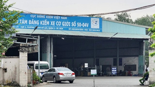 Cựu Giám đốc và Phó Giám đốc một Trung tâm đăng kiểm hầu tòa, 2 người bị truy nã