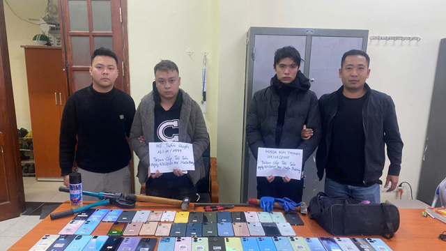 Bắt nóng Khoa Kim Thịnh SN 2005 và đồng bọn, thu giữ 51 điện thoại trị giá gần 300 triệu đồng