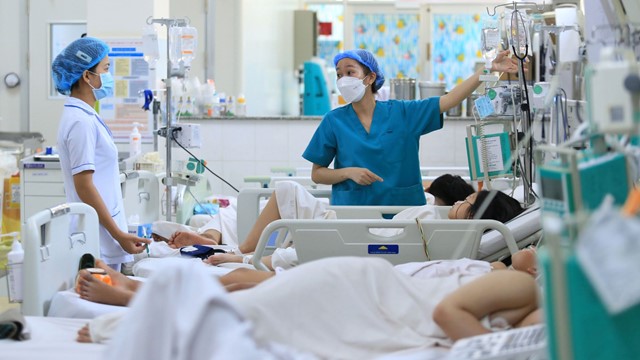 Năm 2026, mức lương, phụ cấp của nhân viên y tế thay đổi ra sao?