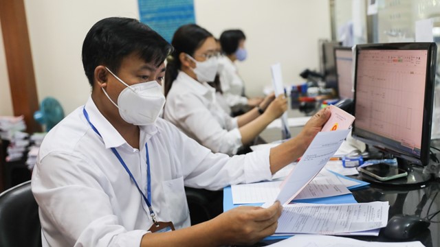 Điều kiện để viên chức được xem xét tiếp nhận vào công chức