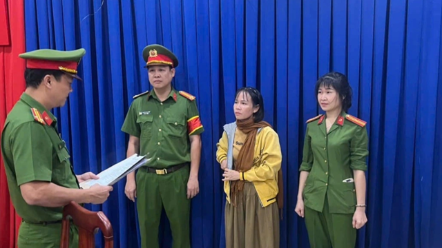 Khởi tố, bắt người phụ nữ buôn bán quần áo SN 1982